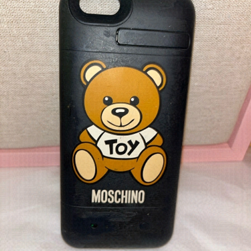 Moschino battery charging case for iPhone 6s